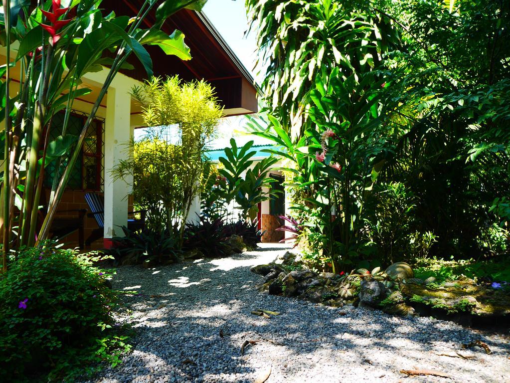 Cabinas Tito Cahuita Exterior foto